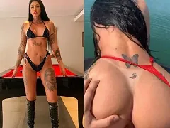 Polly Persch transando em Jetsky na lagoa