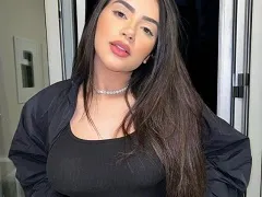 Cantora Tainá Costa pagando peitinho durante um show