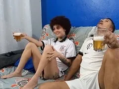 Mulata foi assistir o jogo do Corinthians com amigo e entrou na piroca com força