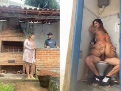 Ruivinha gostosa de Cariacica chama pedreiro pro banheiro e senta no pau dele