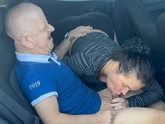 Flagra de Humorista safado fodendo a vizinha de 50 anos no carro