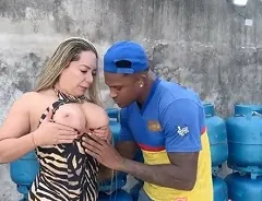 Coroa dando a buceta e mamando entregador de gás