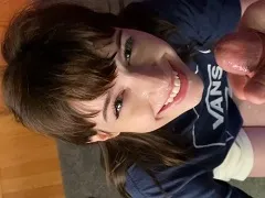 Novinha safada mamando o amigo dentro da escola