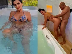 Musa da banheira do Gugu e ex participante da Fazenda transando com negão na banheira de hidromassagem