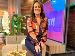 A apresentadora Regina Volpato pagando peitinho no Instagram