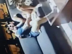 Câmera de segurança flagrou casal fodendo na recepção do hotel