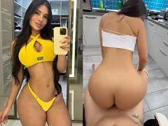 Novinha tiktoker fode na cozinha fazendo boquete parafuso e depois cavalgando de costas