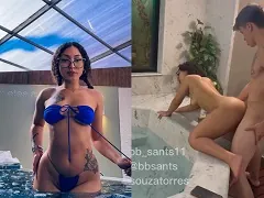 Influencer do Tik Tok fodendo empinadinha na borda da hidromassagem com amiguinho rico