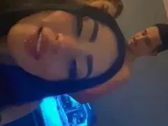 Morena em ménage com amiga fodendo de quatro